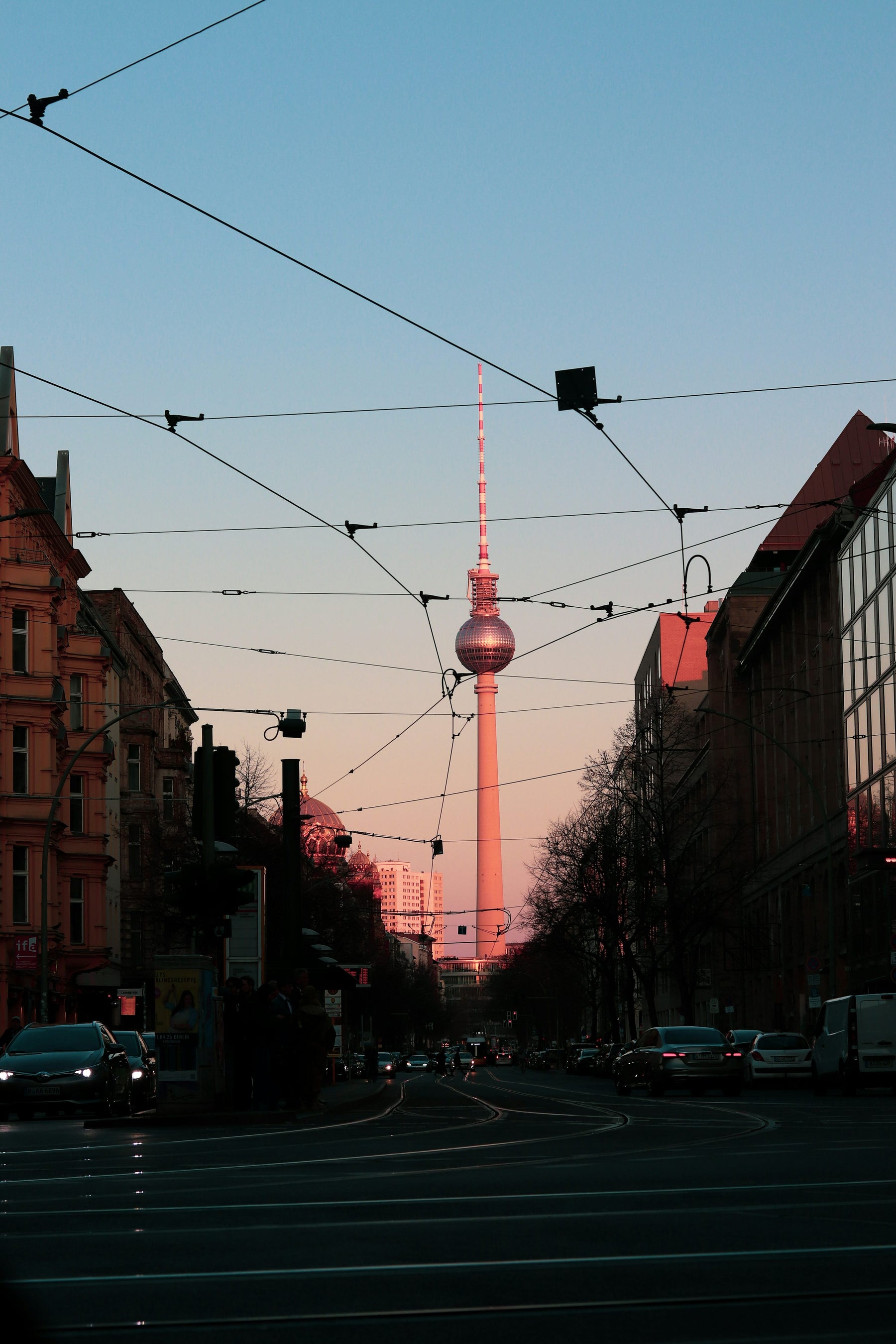 Torre de televisión de Berlín entre edificios