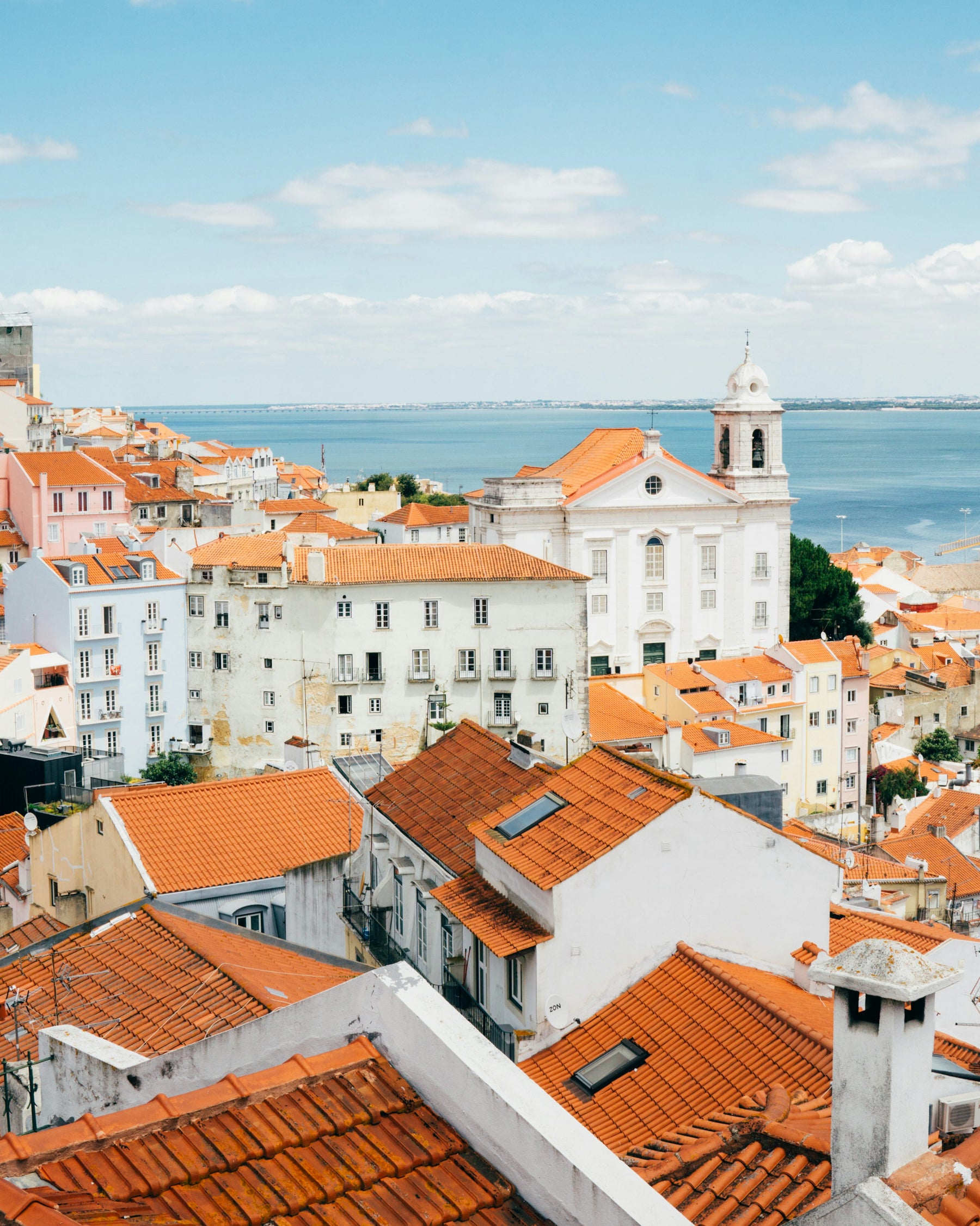 Tejados de Alfama hacia el Tajo, Lisboa