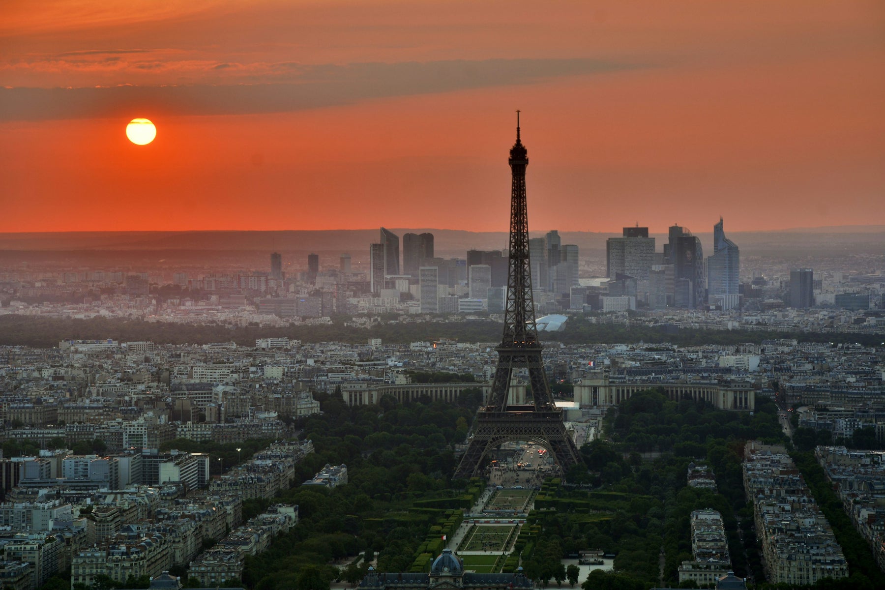 Torre Eiffel y skyline de París al atardecer