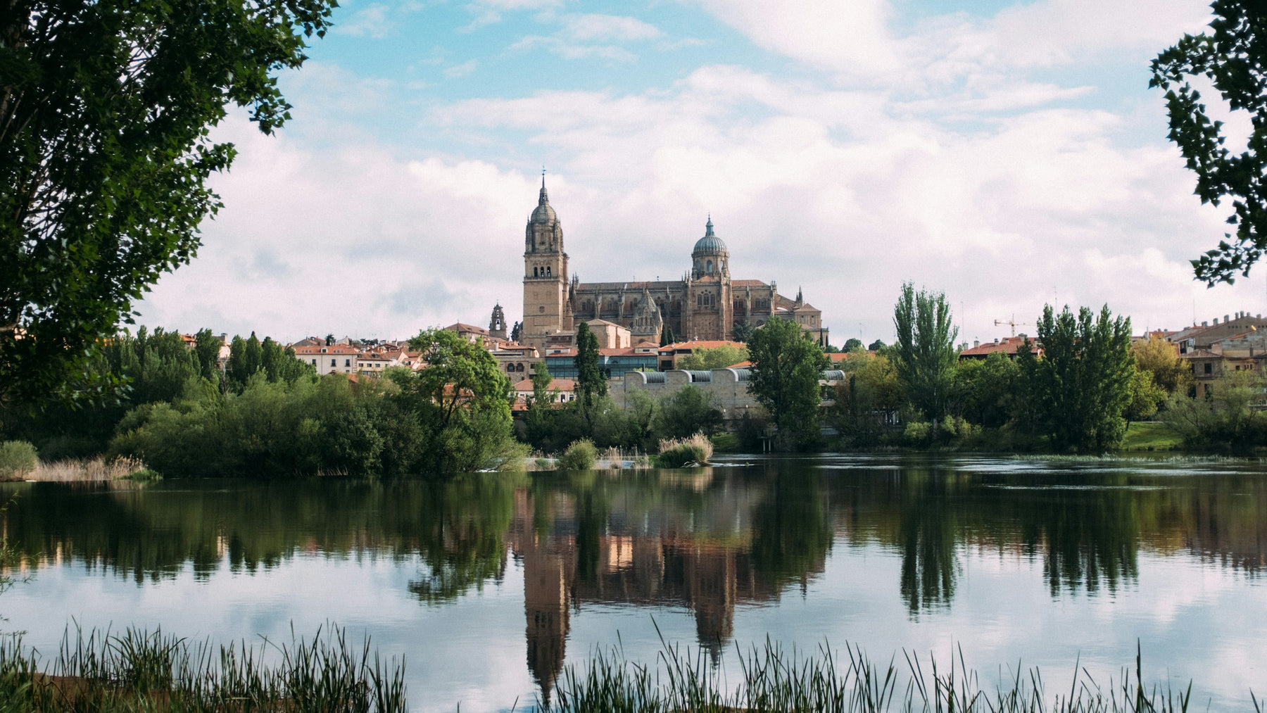 Catedral de Salamanca reflejada en el Tormes