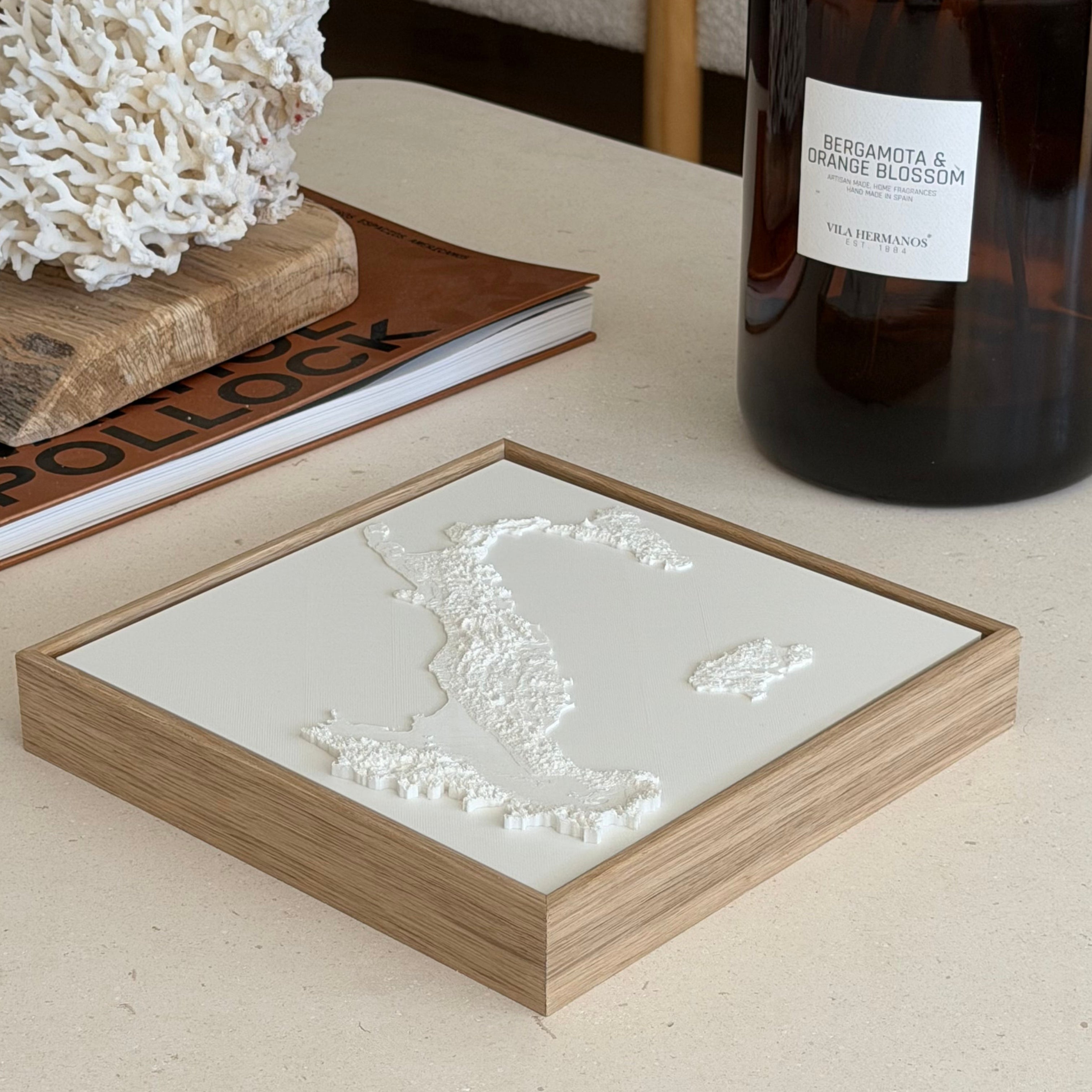 Mapa 3D en relieve de Italia enmarcado en roble macizo