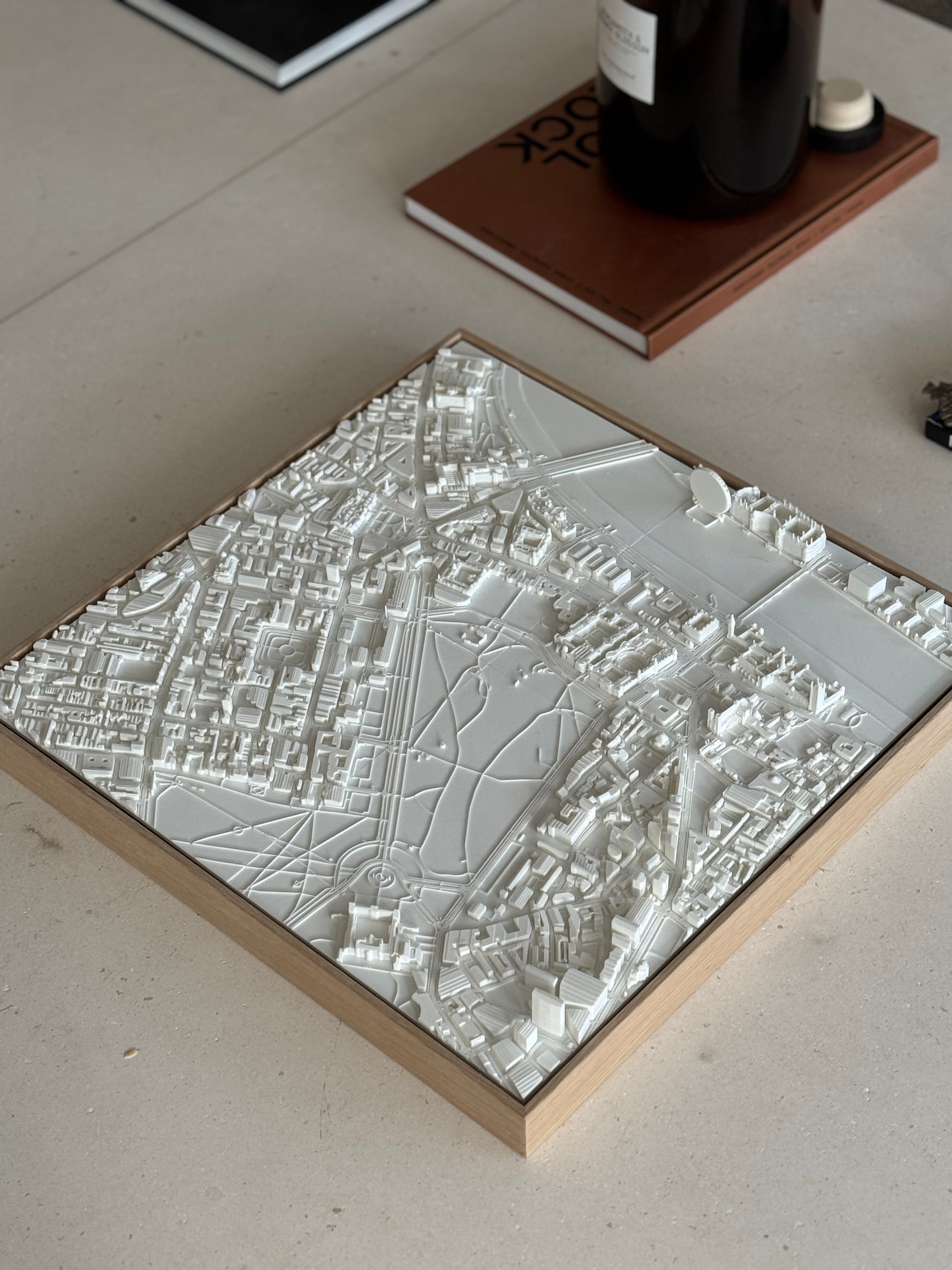 Mapa 3D de Londres, formato Moderate, enmarcado en roble macizo