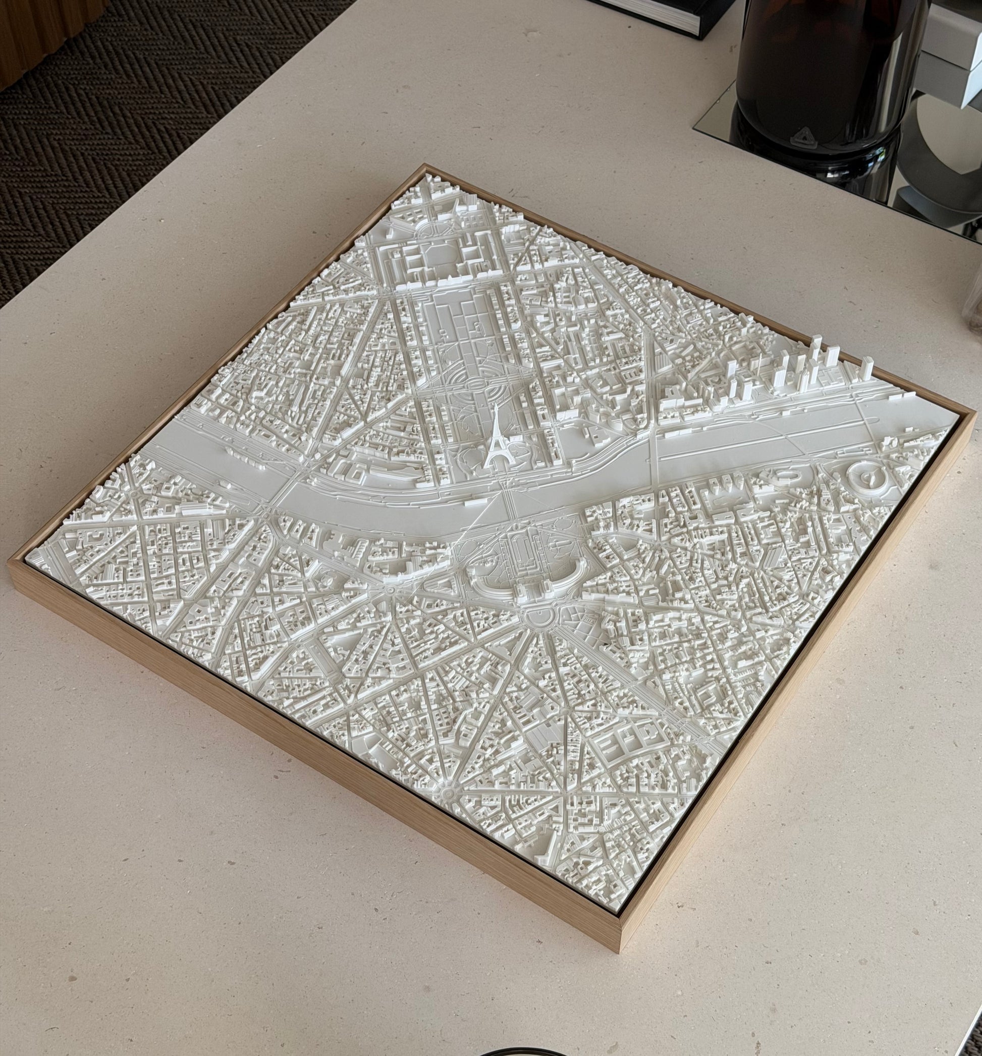 Mapa 3D de París, formato Moderate, enmarcado en roble macizo
