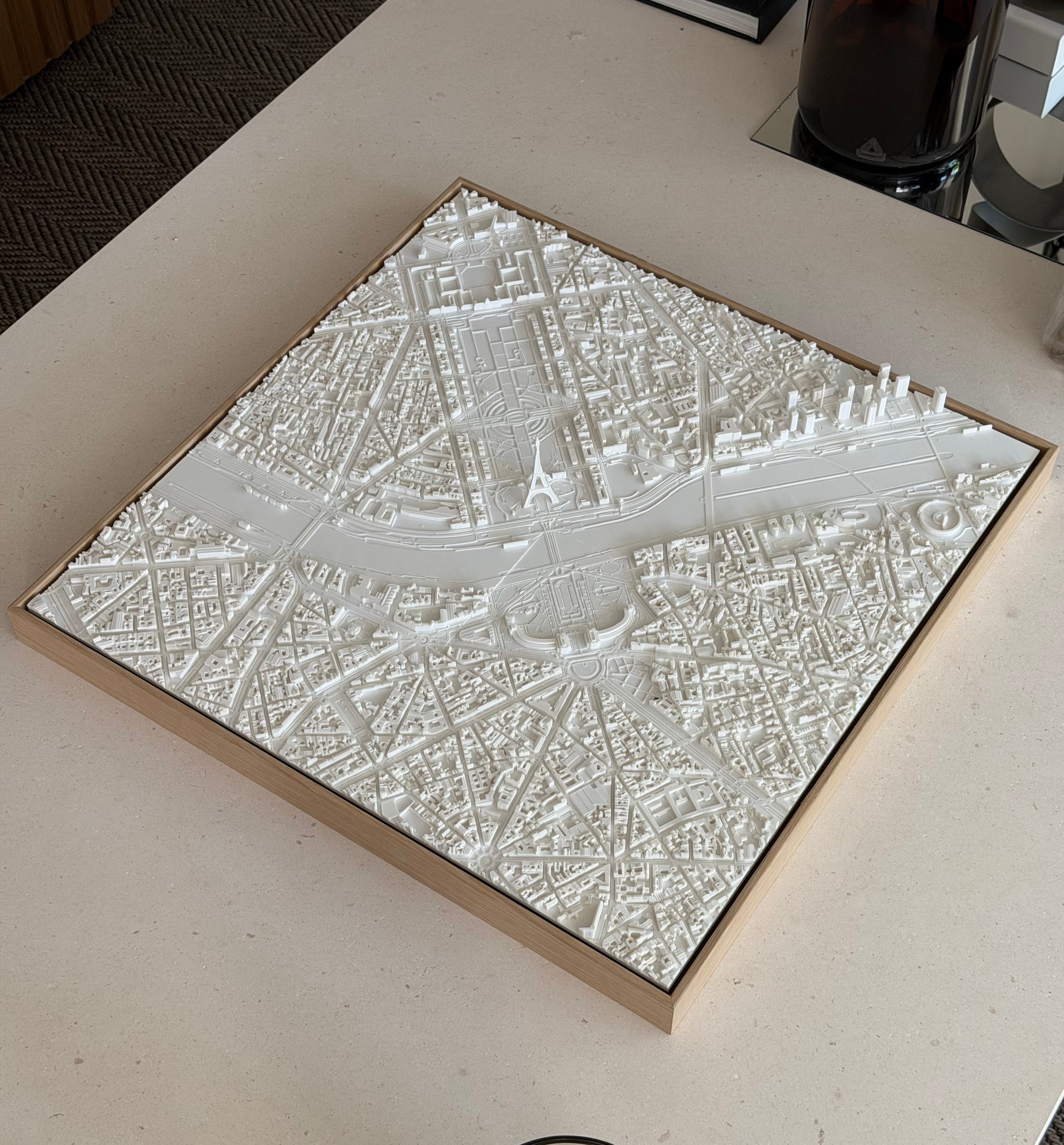 Mapa 3D de París, formato Moderate, enmarcado en roble macizo