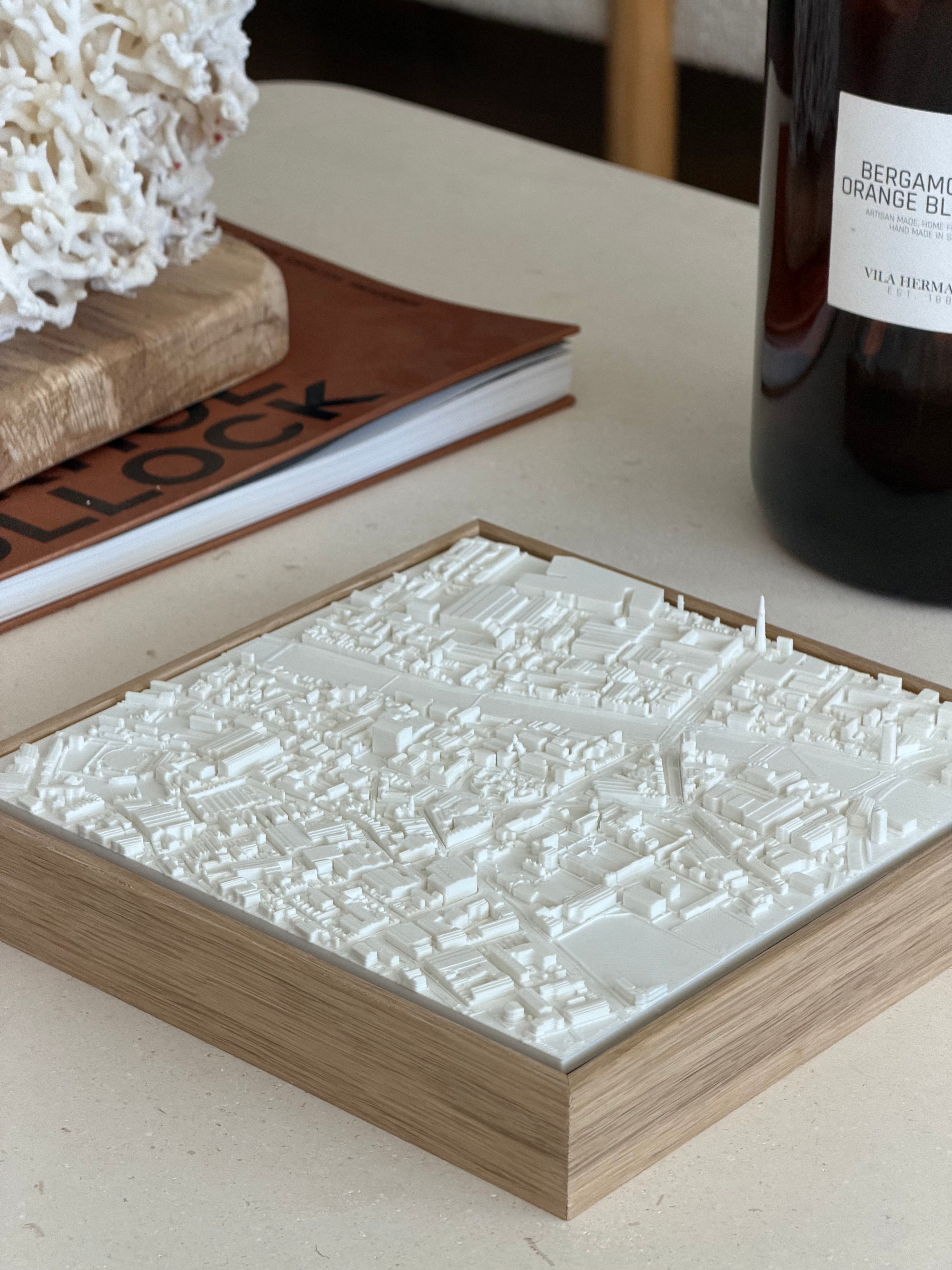 Mapa 3D de Dublín enmarcado en roble macizo, vista lateral