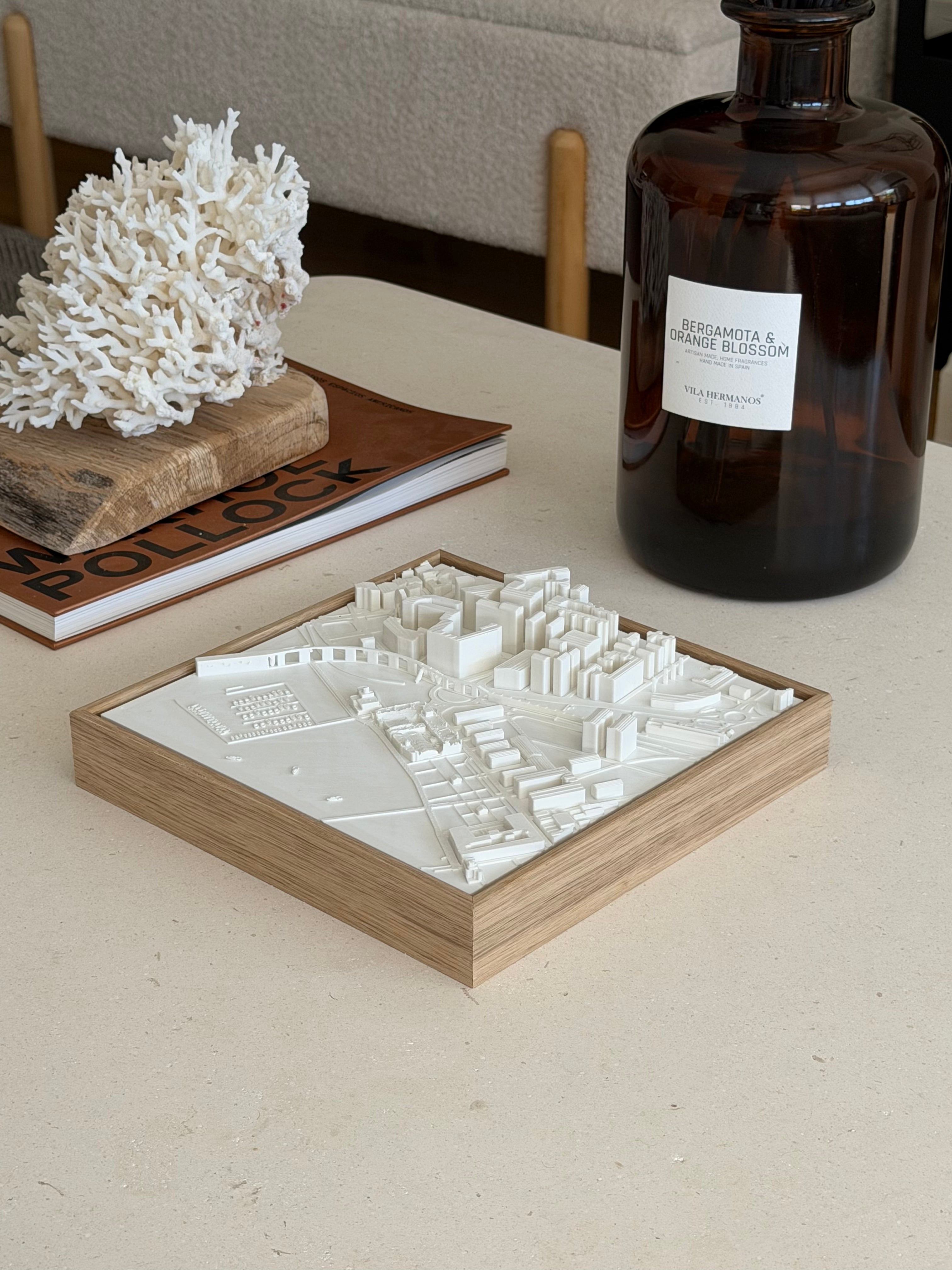 Mapa 3D de Almería enmarcado en roble macizo