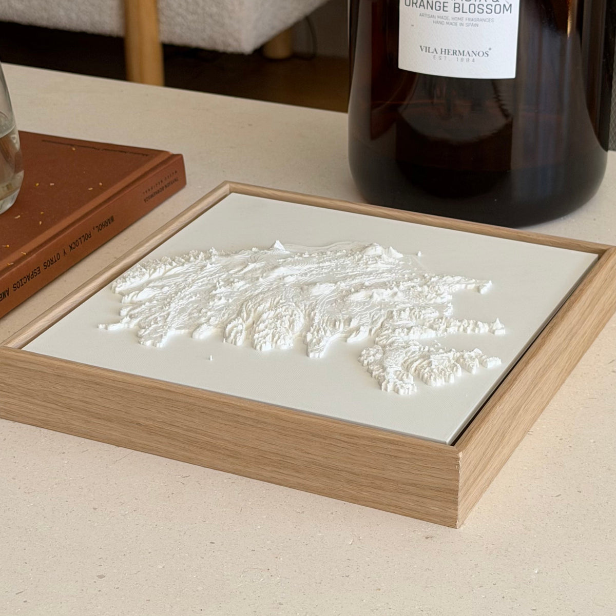 Mapa 3D en relieve de Islandia enmarcado en roble macizo