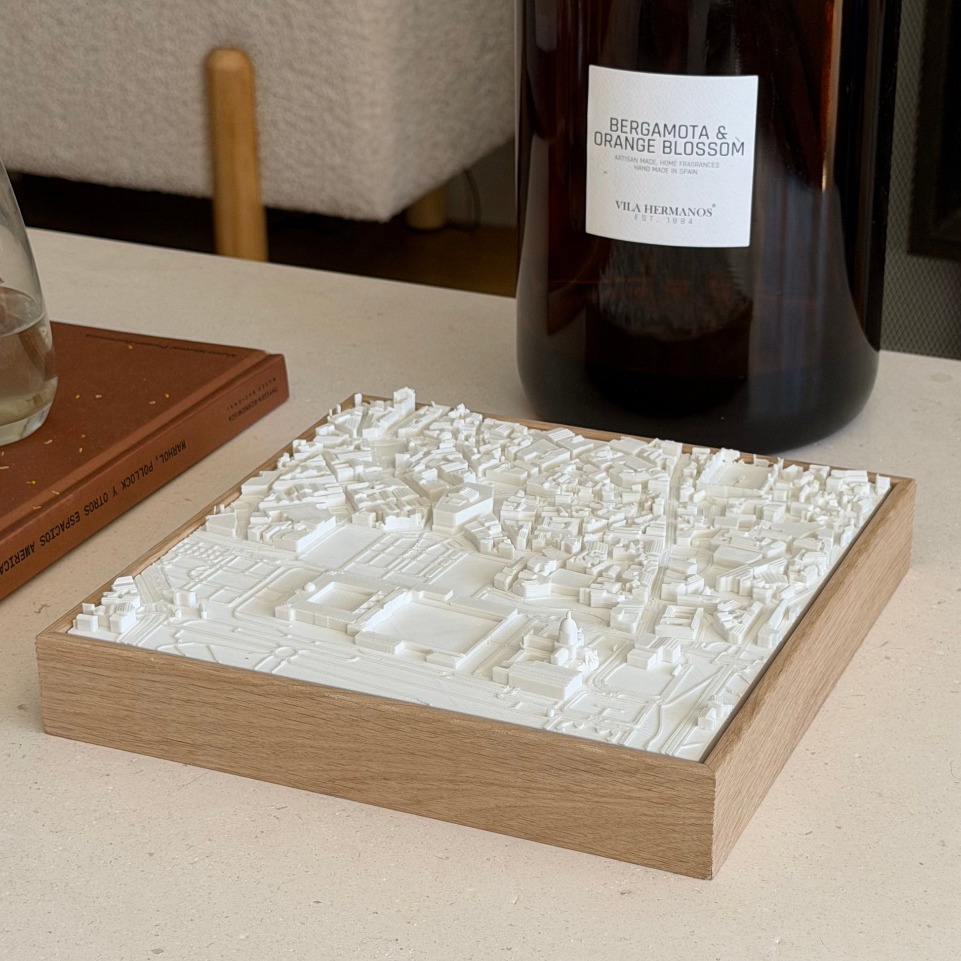 Mapa 3D de Madrid, Almudena y Teatro Real, enmarcado en roble macizo