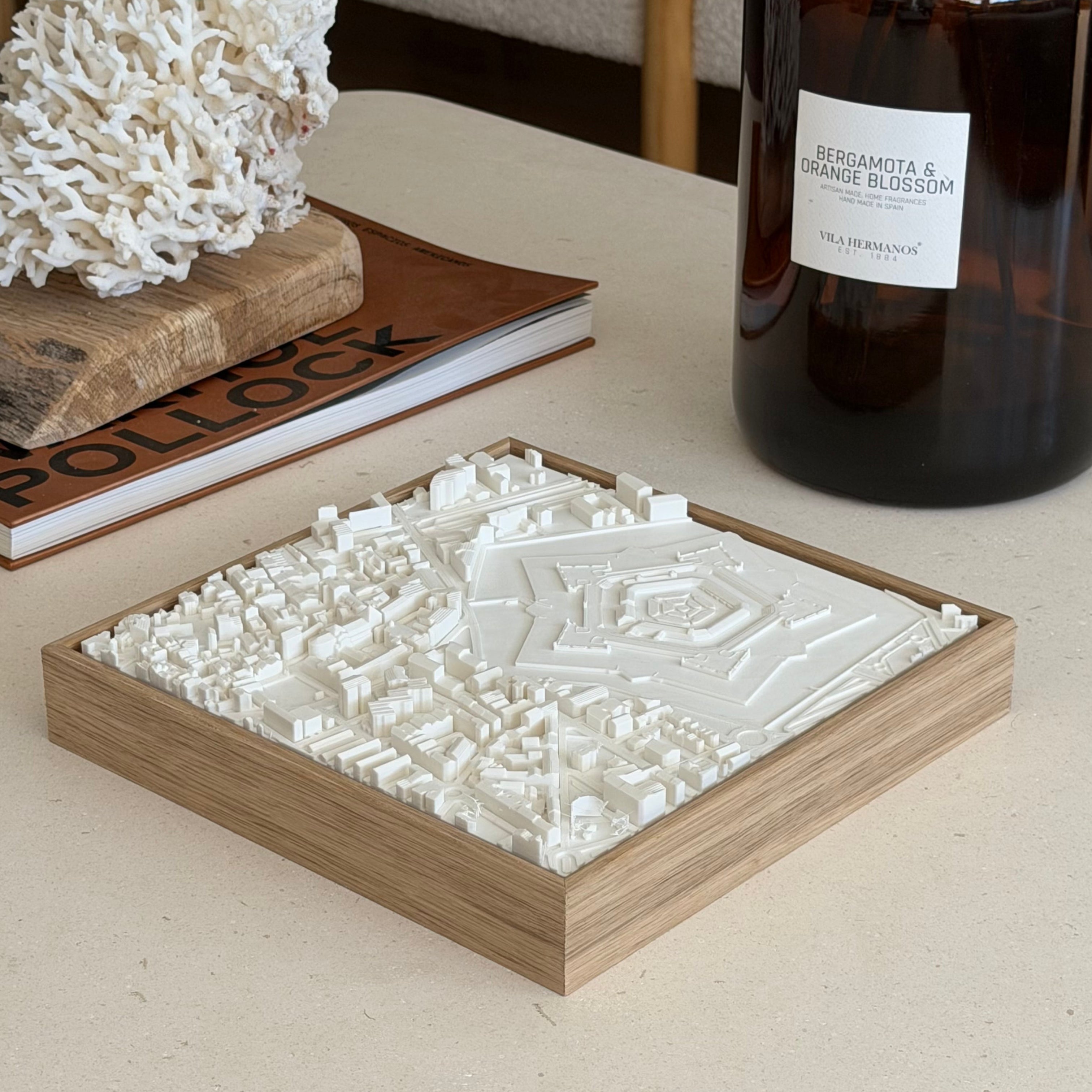 Mapa 3D de la Ciudadela de Jaca enmarcado en roble macizo