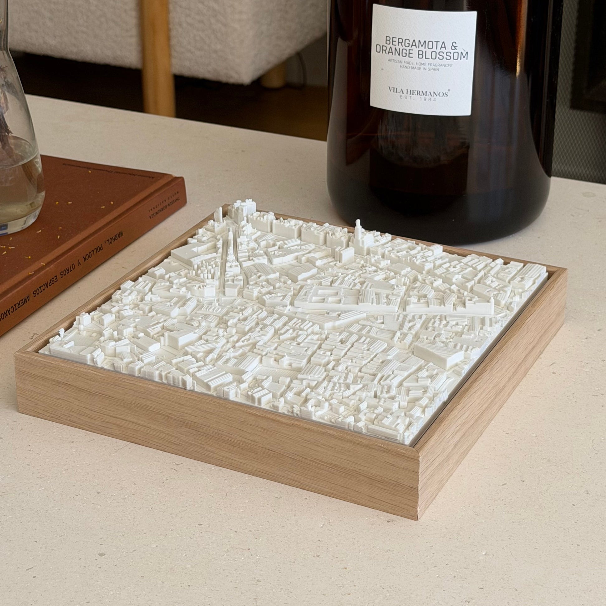 Mapa 3D de Madrid, Puerta del Sol y Gran Vía, enmarcado en roble macizo